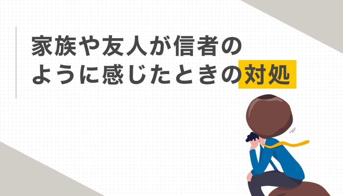 膝を抱えて座り込んでいる青いスーツの女性
